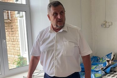 Юрий Цымбалюк проверил ход капремонта Ташлинской районной больницы